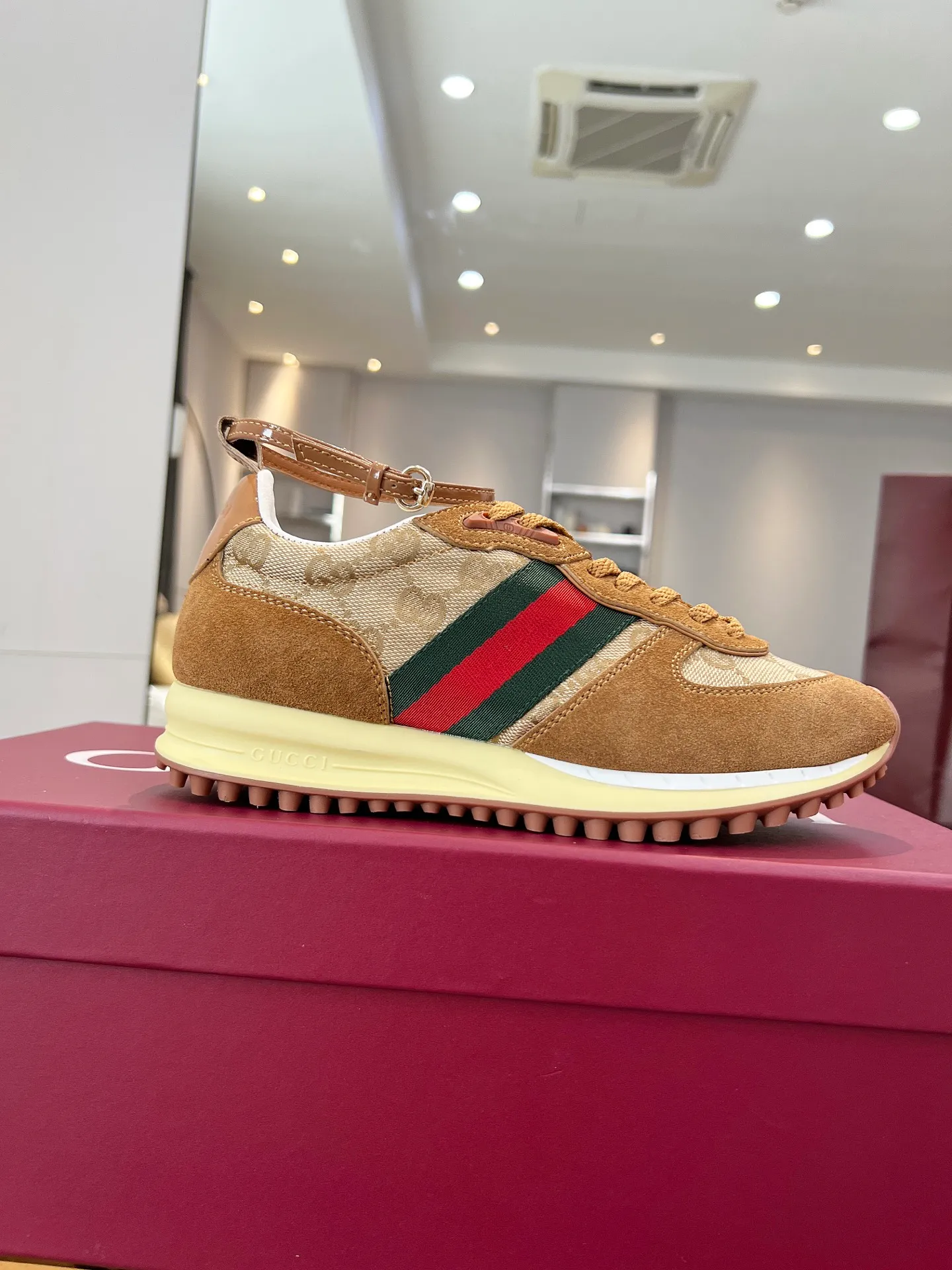 [G Home] P: 660💰 Men's Size: 40-44 (45 custom-made) GUCCI Gucci New Style When classic craftsmanship meets lazy fashion, this pair of Gucci men's casual shoes is the answer to refresh your wardrobe! The shoe body is made of soft calfskin and breathable fabric. Every step is as light as a cloud. The Italian tailoring releases the freedom of your feet, making daily travel a luxurious and comfortable experience. The iconic GG Supreme print on the side of the shoe low-key tells the brand's genes, and the metal horsebit embellishes the tongue, instantly lighting up the minimalist design; the contrasting webbing on the heel adds a smart layer, and the rubber serrated sole combines retro texture with modern anti-slip performance. Whether paired with jeans, a dress or wide-leg trousers, it can be the finishing touch of a look - languid yet sophisticated, effortless yet edgy.    👉